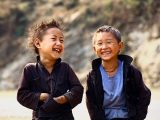 Nụ cười của hai chú bé người Mông trên đỉnh Mã Pì Lèng, Mèo Vạc, Hà Giang